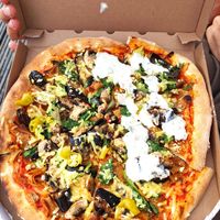 Veggi Döner Spezial Pizza (vegan) mit Veganer Kräutersoße at Mavi in Ludwigsburg