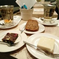 vegan cakes: brownie with rose (raw), lemon cake (raw) and bananabread at The Tea Lab in Rotterdam