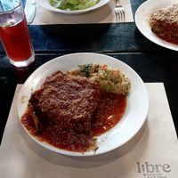 Lasanha bolonhesa de lentilha acompanhada de quinoa e salada at Libre in Pelotas