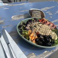 Salat mit hummus und glutenfreiem Brot   at Nasch in Hamburg