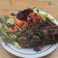 Kartoffel-Lauch-Spinat-Quiche mit Salat at Nasch in Hamburg