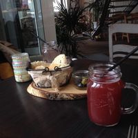 Our drinks, a really tasty strawberry Schorle, and complimentary bread and olives. at GreenSoul in Leipzig