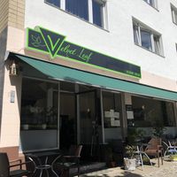 Bei schönem Wetter sitzt man draußen gut   at Velvet Leaf in Berlin