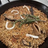 Setas y coco posicionados estratégicamente encima del arroz. El plato es 95% arroz. at Teresa Carles Cocina Vegetariana in Barcelona