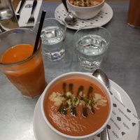 El gazpacho de melón jamás me lo había tomado con almendras i estaba riquísimo at Teresa Carles Cocina Vegetariana in Barcelona