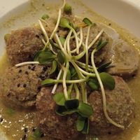 Albondigas de garbanzos, guisantes, alcachofas y salsa verde. Muy rico, albóndigas poco consistentes at Teresa Carles Cocina Vegetariana in Barcelona