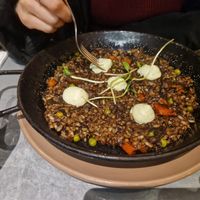 Arròs negre tailandès amb bolets, algues, verdures i allioli de pèsols at Teresa Carles Cocina Vegetariana in Barcelona