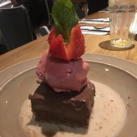 Brownie with strawberry icecream at Teresa Carles Cocina Vegetariana in Barcelona