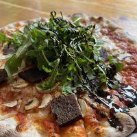 Vegan cheese, rocket & balsamic, bacon, mushroom pizza.   at Pizza Bande in Hamburg