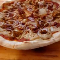 Pizza mit Sesamsauce statt (veganem) Käse. at Pizza Bande in Hamburg