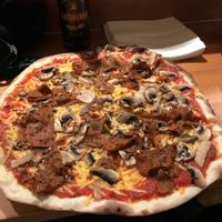 Seitan and mushroom vegan pizza at Pizza Bande in Hamburg