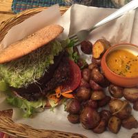 Artesenal burger at El Jardín de Jazmín in Lima