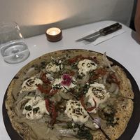 Pizza con base de yuca, berengena ahumada y queso de cashew  at El Jardín de Jazmín in Lima