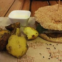 Hamburguesa mama quilla at El Jardín de Jazmín in Lima