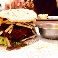 Hamburguesa de frejoles at El Jardín de Jazmín in Lima