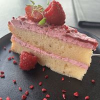 Frambozen gebakje 8,50€  at Moio Beach in Oostburg