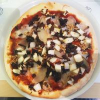 pear and walnut pizza at Universo Vegano in Florence