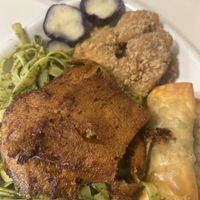 Pasta al pesto, posho frito, seitan a la parrilla y como unos taquitos chinos.  at OKEY Al Natural in Lima
