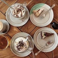 Гранола с бананом, чизкейк, торт с какао, капучино, зелёный чай  at Naspolya Nassolda in Budapest