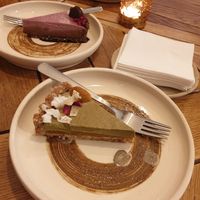 Very delicious cakes! Nowing that is the most healthiest option we could choose in the city, we'll definitelly come back more often!😌🧡
Nice textures and well compound flavou at Naspolya Nassolda in Budapest