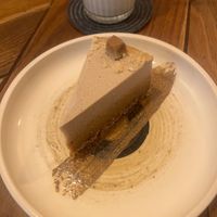 Close up sur le raw cake « cashew caramel » at Naspolya Nassolda in Budapest