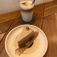 Iced latte (oat milk) et cake at Naspolya Nassolda in Budapest