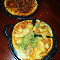 Meat lovers y hawaiian pizza at U.to.pi.a in Mexico City