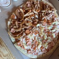 Pizza de carnes veganas/ hawaiana   at U.to.pi.a in Mexico City