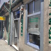 Front entrance at Salpicos Verdes in Porto