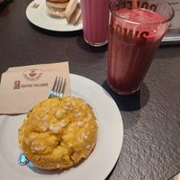 Berry Smoothie & Veganes Muffin at Coffee Fellows - My Zeil in Frankfurt