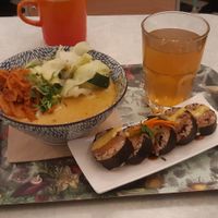 Tibetan mama bowl and shusi roll at Le Botaniste in Ghent
