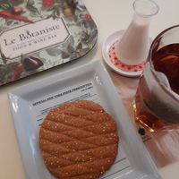 Earl grey tea, oat milk, peanut butter biscuit at Le Botaniste in Ghent
