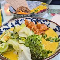 Tibetan Mama
Brown rice, coconut peanut butter curry sauce, steamed greens, kimchi. at Le Botaniste in Ghent
