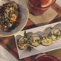 Red detox juice, sushi roll & seaweed tartare at Le Botaniste in Ghent