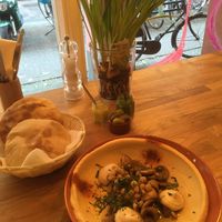 Classic hummus with homemade pita at De Hummus House - Sint Antoniesbreestraat in Amsterdam