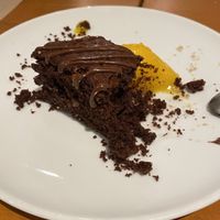 Brownie y sorbete de mango (a medio comer)   at Fang i Aram in Menorca