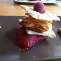 A super tasty vegan apple cake with blue berry icecream! sooo good! at Delikat am Stadewäldchen in Dortmund