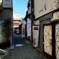 walk down this alley at SanChon Korean Temple Cooking - 산촌 사찰음식전문점 in Seoul