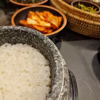 Mit Hot Stone Reis at SanChon Korean Temple Cooking - 산촌 사찰음식전문점 in Seoul