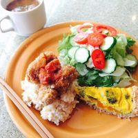 Deli plate at DevaDeva Cafe in Tokyo