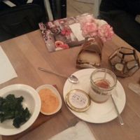 kale chips and cake at Think Love Juices & Vegan Food in Warsaw