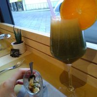 Fresh juice with spirulina and an apetizer at O'Vita in Parma