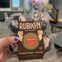 Scored Vegan Neapolitan Cupcakes 🧁😛💕 #Veganuary at Whole Foods Market in Dublin