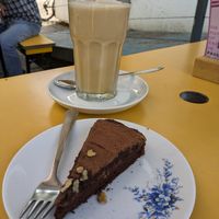 Veganer Eiscafé mit leckerem Kuchen. Perfekte Sommer- WE- Radtourpause;) at Pausenraum in Freiburg