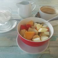 Desayuno café con leche, müesli con frutas (con leche de almendras), y yogurt griego (no vegano desafortunadamente) at La Frontera in Fisterra