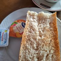 Toastada mit Butter und Marmelade at La Frontera in Fisterra