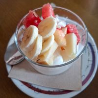 Griechischer Yoghurt mit Früchten at La Frontera in Fisterra