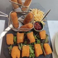 croquetes i trianglets de formatge at La Cuchara Veggie in A Coruna