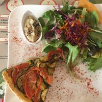 Un plat du jour coloré et délicieux at L'Arbousier in Nimes