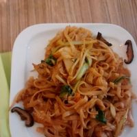 rice noodles with mock chicken at Vege Saveurs in Paris